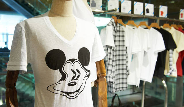 <strong>ESTNATION｜エストネーション</strong>　エストネーション六本木ヒルズ店10周年　左／Tシャツ2万3100円（ニール・バレット／エストネーション）©Disney