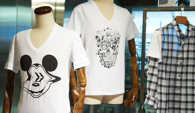 <strong>ESTNATION｜エストネーション</strong>　エストネーション六本木ヒルズ店10周年　中／スカルモチーフのTシャツ。Vネックはエストネーション限定。1万9950円（アレキサンダー・マックイーン／エストネーション）