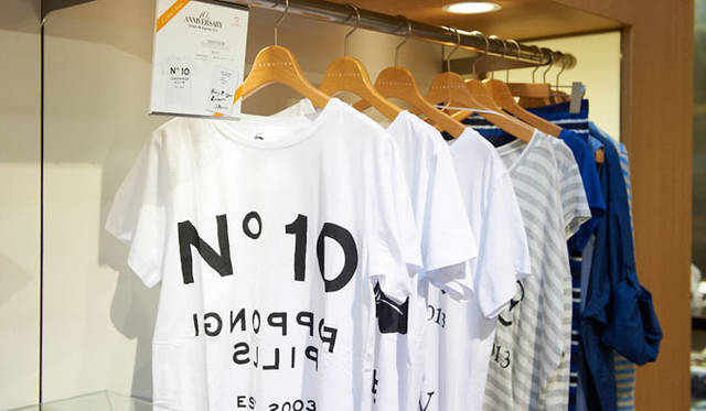 <strong>ESTNATION｜エストネーション</strong>　エストネーション六本木ヒルズ店10周年　10周年を記念した、遊び心のあるプリントのTシャツ。ROPPONGI HILLSを鏡面文字にし、さらにHILLSをPILLSにしたデザインに注目。今回の10周年のスタッフTとしても活躍中！　Tシャツ9975円（ファイブプレヴュー／エストネーション）