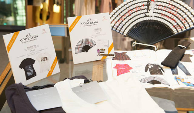 <strong>ESTNATION｜エストネーション</strong>　エストネーション六本木ヒルズ店10周年　グランジの代表カート・コバーンとコートニー・ラブの限定フォトTシャツ。各7980円（ミュージアム ニュー／エストネーション）。10周年のメッセージがプリントされた可愛いらしい扇子。3990円（マリービー／エストネーション）