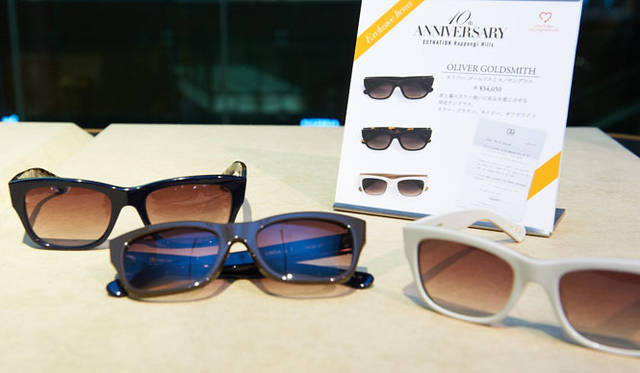 <strong>ESTNATION｜エストネーション</strong>　エストネーション六本木ヒルズ店10周年　表と裏のカラー使いに気品を感じさせる限定サングラス。各3万4650円（オリバー ゴールドスミス／エストネーション）