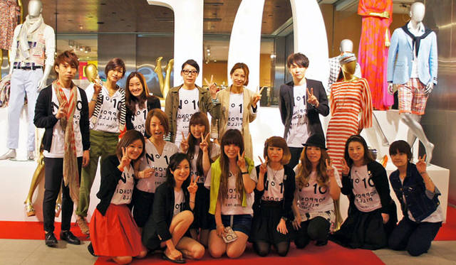 <strong>ESTNATION｜エストネーション</strong>　エストネーション六本木ヒルズ店10周年　六本木ヒルズ10周年の25日にウィメンズスタッフが5PREVIEWのTシャツを着て記念撮影！