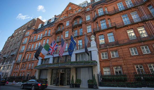 “バッキンガム宮殿の別邸”とも呼ばれる名門ホテル「クラリッジズ」の本館正面