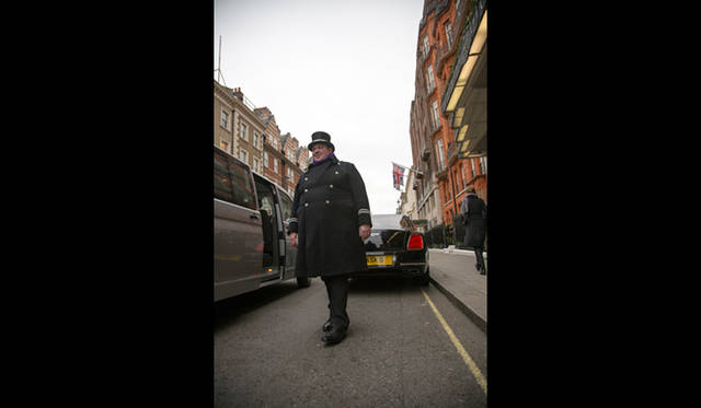 本館入り口には、恰幅の良いポーターがお出迎え