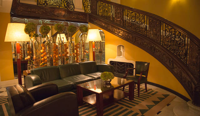 「クラリッジズ」のロビーからつづく、美しい装飾がほどこされた階段