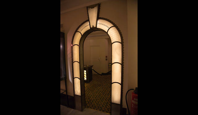 電球を使った装飾をおこなうようになったのもアールデコの特徴のひとつ。アーチゲートのデザインも極めてシンプル