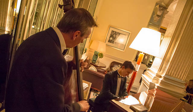 ディナーの最中、ピアノとコントラバスのデュエットによる演奏がおこなわれ、心地よい音色が館内に響き渡る