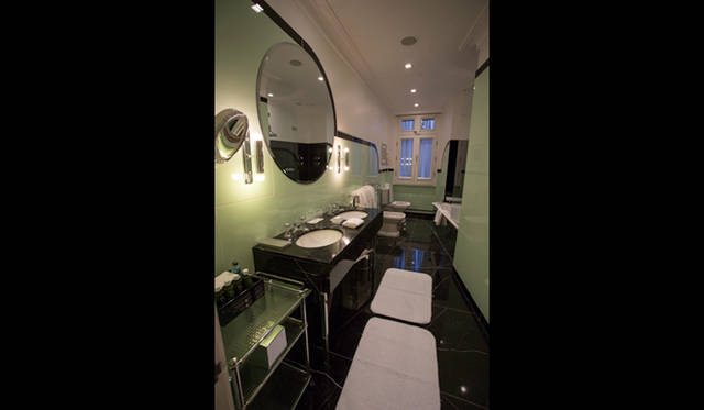 豪華な大理石のバスルームが備わる「クラリッジズ」の客室