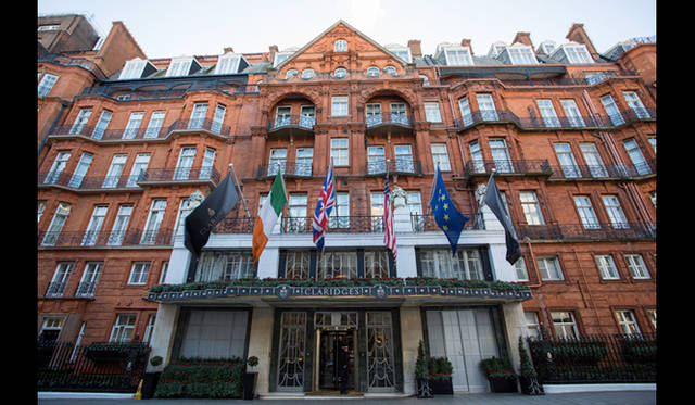 “バッキンガム宮殿の別邸”とも呼ばれる名門ホテル「クラリッジズ」の本館正面