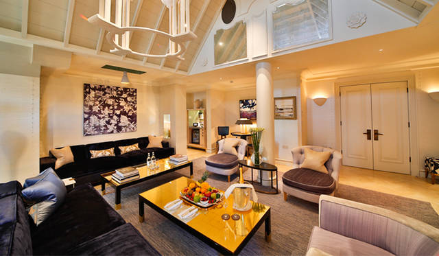 最上階に設けられた開放感あふれる「コノート・スイート」のリビングルーム