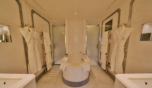 総大理石のバスルームが完備される「コノート・スイート」