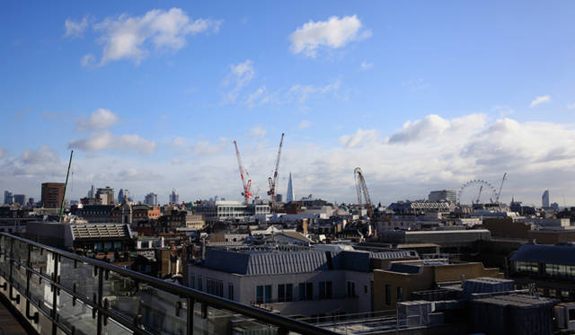 最上階「コノート・スイート」のバルコニーからは、ロンドンの市街地を一望に眺めることができる