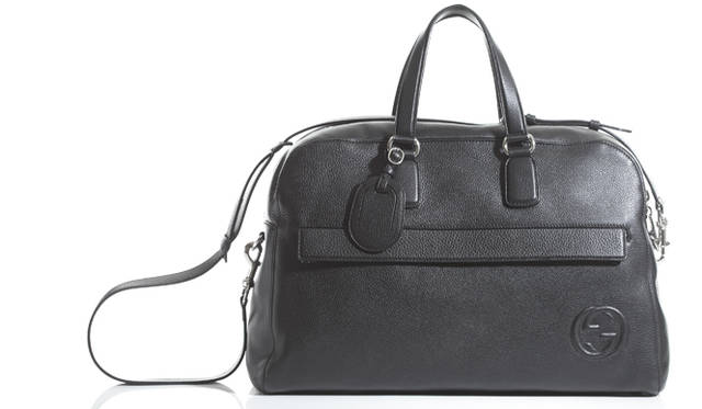 <strong>GUCCI｜グッチ</strong>　旅行にも使える大容量のダッフルバッグは、なんといっても軽さが魅力。鍵付きのファスナー口は大きく開くので、物もざくざく入れられそうだ。ショルダーストラップのついた2ウェイ仕様となっている。　ダッフルバッグ[W48×H30×D21cm] 23万8350円