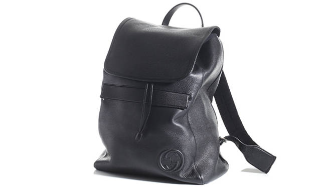 <strong>GUCCI｜グッチ</strong>　カジュアルなバックパックも、上質なカーフレザーのマットな質感とミニマルなデザインにより洗練された印象に。フラップはマグネット、口はドローストリングとなっているため物の出し入れもスムーズ。ボディにファスナー付きのポケットがひとつ、内装にはファスナー付きの大きなポケットがひとつと小ポケットがふたつほどこされており、バッグのなかで物が迷子になる心配もない。<br />バックパック[W34×H41×D18cm] 23万9400円