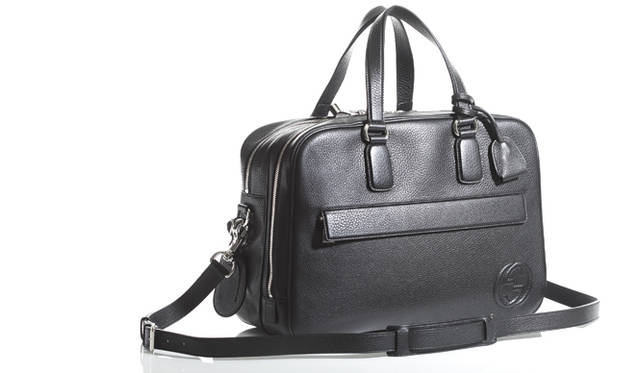 <strong>GUCCI｜グッチ</strong>　ビジネスブリーフとは微塵も感じさせない洗練されたデザインは、ふたつに仕切られた2ガセットタイプ。一方はパソコンなどのデジタルデバイスを収納するのに便利な保護パッド付き。もう一方の内装にはファスナー付きの大きなポケットとペンケース、カードケースを装備。デザイン性、機能性の両方を備えた「ソーホー」コレクションらしいバッグである。<br />ビジネスブリーフバッグ[W40×H29×D14cm] 33万4950円