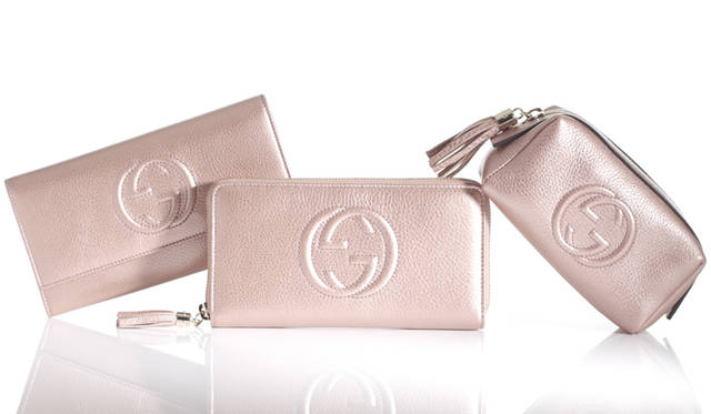 <strong>GUCCI｜グッチ</strong>　左から ウォレット 7万3500円[W19×H10.5×D3.5 cm]、6万8250円[W19×H10×D2.5 cm]、コスメティックケース[W15×H7.5×D7.5 cm] 3万9900円