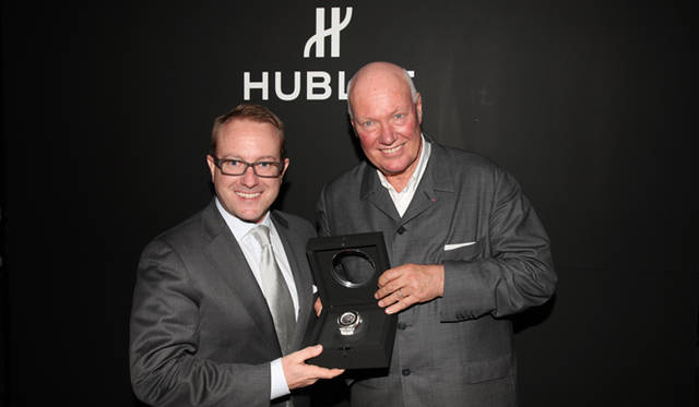 日本限定モデル「ビッグ・バン フェラーリ・カリフォルニア 30 ジャッポーネ」を手に取り、喜びを分かち合うウブロCEOのジャン・クロード・ビーバー氏（右）と、フェラーリ・ジャパンのプレジデント＆CEOのハーバート・アプルロス氏（左）