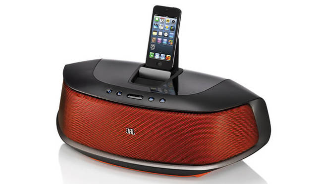 <strong>JBL｜ジェー ビー エル</strong>　 Lightningコネクタ搭載Bluetoothスピーカー「JBL ONBEAT RUMBLE」　iPhone5使用時