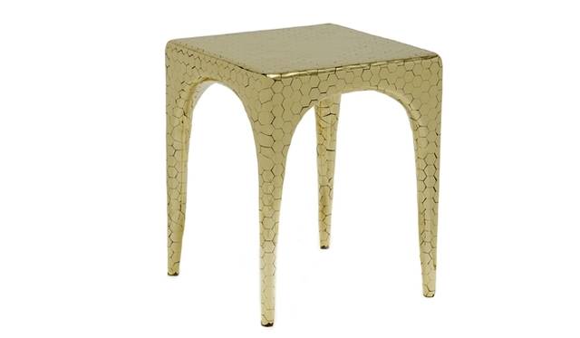<strong>VERSACE｜ザ・ハース・ブラザーズとコラボレーションしたホームコレクションを発表</strong>　Honeycomb Side Table　価格未定