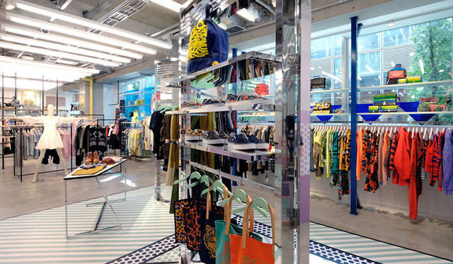 <strong>OPENING CEREMONY｜オープニングセレモニー</strong>　「OPENING CEREMONY OMOTESANDO」1階＝ウィメンズフロア