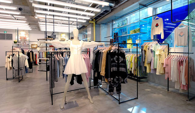 <strong>OPENING CEREMONY｜オープニングセレモニー</strong>　「OPENING CEREMONY OMOTESANDO」1階＝ウィメンズフロア