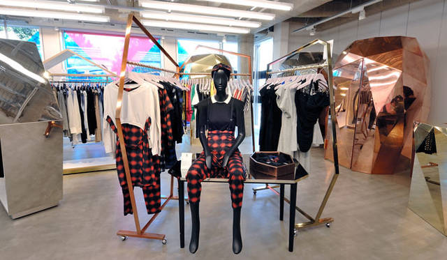 <strong>OPENING CEREMONY｜オープニングセレモニー</strong>　「OPENING CEREMONY OMOTESANDO」2階＝ウィメンズフロア