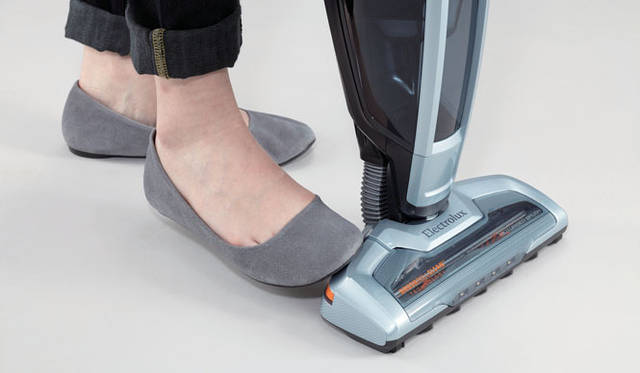 <strong>Electrolux｜エレクトロラックス</strong>　 ergopower™plus（エルゴパワー・プラス）　ゴミに触れずに、ブラシのからまりをケアする独自機能「ブラシロールクリーン」を搭載