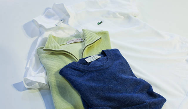 <strong>LACOSTE｜ラコステ</strong> 挿し色となるような明るいカラーのニットを、肩に掛けたり腰に巻いたりするのもお薦めだとか