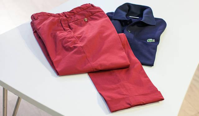 <strong>LACOSTE｜ラコステ</strong> スタンダードな色のポロシャツにカラーパンツを合わせる。覚えておきたい着こなしテクニックのひとつ