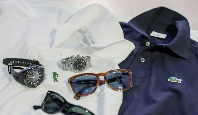 <strong>LACOSTE｜ラコステ</strong> ネイビーやホワイトといった定番色のポロシャツには、サングラスやスポーツウォッチなどの小物を合わせる。リゾートっぽい雰囲気を醸し出すことができる