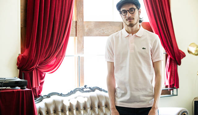 <strong>LACOSTE｜ラコステ</strong> フランス人の父と日本人の母を持つクリストファー・オステアーさん。マテ茶をベースにしたエナジードリンク「Just Mate」のブランドマネージャーであり、モデル、コーディネーターなど、さまざまなジャンルでボーダーレスに活躍している人物だ