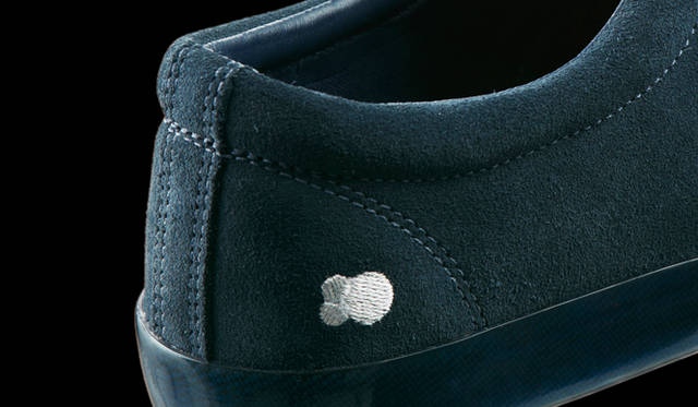 <strong>LACOSTE｜ラコステ</strong> ヒールにも80周年の記念ロゴが。「BARBADOS TP」1万3125円（ラコステ／ラコステお客様センター）