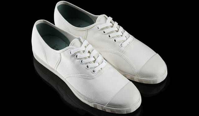 <strong>LACOSTE｜ラコステ</strong> シンプルでレトロな雰囲気が魅力のキャンバススニーカー。「RENE LACOSTE OG」8925円（ラコステ／ラコステお客様センター）