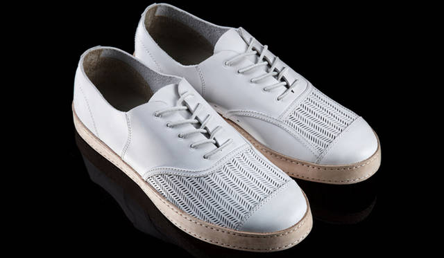 <strong>LACOSTE｜ラコステ</strong> ヘリンボーン柄にカッティングされたレザーのアッパーが特徴。「RENE CRAFTED PERF」2万6250円（ラコステ／ラコステお客様センター）