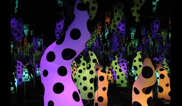 <strong>ART｜六本木ヒルズ・森美術館10周年記念『LOVE展：アートにみる愛のかたち―シャガールから草間彌生、初音ミクまで』</strong>　草間彌生《愛が呼んでいる》 2013年 ミクストメディア インスタレーション