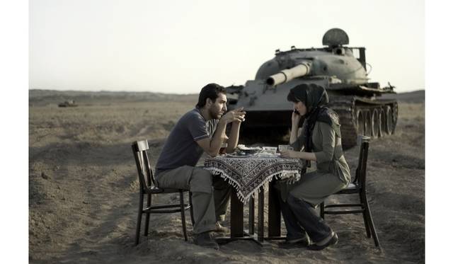 <strong>ART｜六本木ヒルズ・森美術館10周年記念『LOVE展：アートにみる愛のかたち―シャガールから草間彌生、初音ミクまで』</strong>　ゴウハル・ダシュティ《今日の生活と戦争》2008年 インクジェット・プリント 70×105 cm