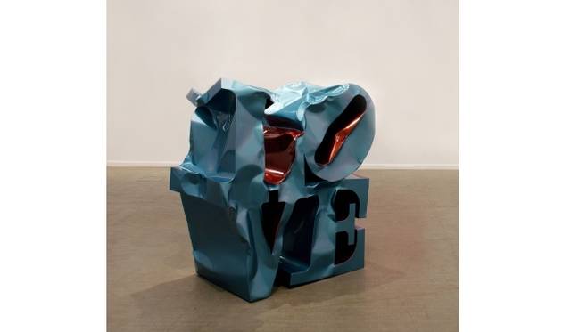 <strong>ART｜六本木ヒルズ・森美術館10周年記念『LOVE展：アートにみる愛のかたち―シャガールから草間彌生、初音ミクまで』</strong>　ギムホンソック《ラブ》2012年 自動車用塗料、ステンレス鋼200×200×82 cm 