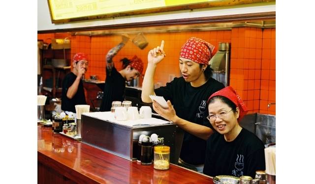 <strong>ART｜六本木ヒルズ・森美術館10周年記念『LOVE展：アートにみる愛のかたち―シャガールから草間彌生、初音ミクまで』</strong>　浅田政志《浅田家「ラーメン屋」》 2005年 タイプCプリント 90×120cm