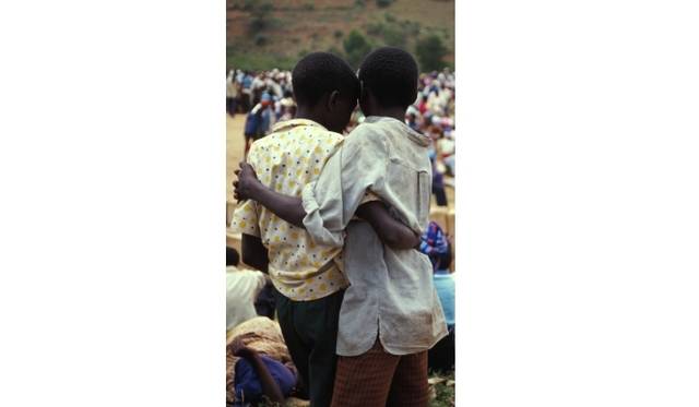 <strong>ART｜六本木ヒルズ・森美術館10周年記念『LOVE展：アートにみる愛のかたち―シャガールから草間彌生、初音ミクまで』</strong>　アルフレド・ジャー《抱擁》1995年 ビデオ 1分 Courtesy: Kenji Taki Gallery,Tokyo