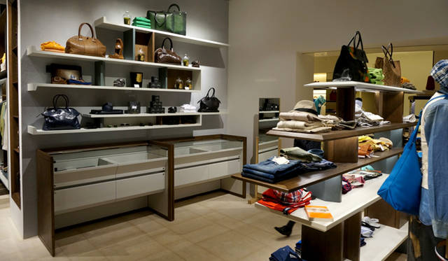 <strong>STRASBURGO｜ストラスブルゴ</strong>　東京ミッドタウンに新たな旗艦店がオープン！　「アーバン トラベラーズ」のための“上質アイテム”