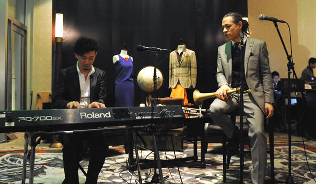 <strong>STRASBURGO｜ストラスブルゴ</strong>　パーティ終盤にはライブも。左からピアニストの秋田慎治氏、ジャズミュージシャンのTOKU氏