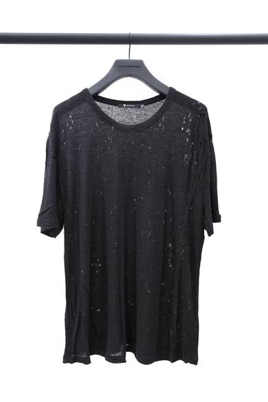 「DISTRESS WASHED PILLY RAYON SILK」ハーフスリーブ<br />価格｜1万8900円<br />カラー｜ブラック<br />ワンサイズ、ユニセックス