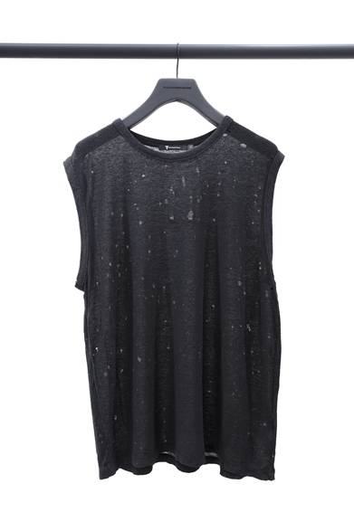 「DISTRESS WASHED PILLY MUSCLE TEE」<br />価格｜1万6800円<br />カラー｜ブラック<br />ワンサイズ、ユニセックス