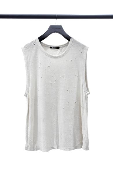 「DISTRESS WASHED PILLY MUSCLE TEE」<br />価格｜1万6800円<br />カラー｜デザート<br />ワンサイズ、ユニセックス