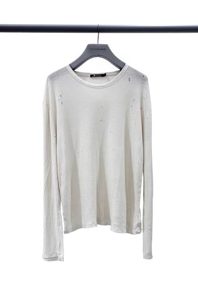 「DISTRESS WASHED PILLY RAYON SILK」ロングスリーブ<br />価格｜1万9425円<br />カラー｜デザート<br />ワンサイズ、ユニセックス