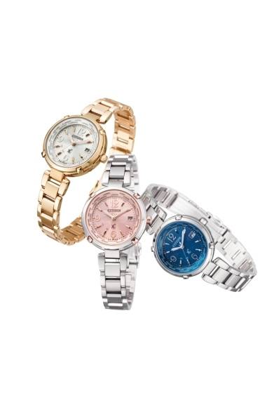 「シチズン クロスシー」ハッピーフライト（左より）<br /><br />色｜ホワイト<br />価格｜7万1400円<br /><br />色｜ピンク<br />価格｜7万1400円<br /><br />色｜プルー<br />価格｜6万8250円