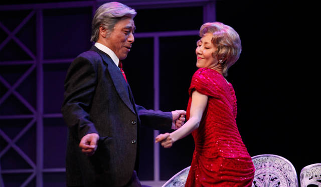 <strong>戸田恵子｜</strong>加藤健一さんとの二人芝居　舞台『八月のラブソング』　撮影：石川 純