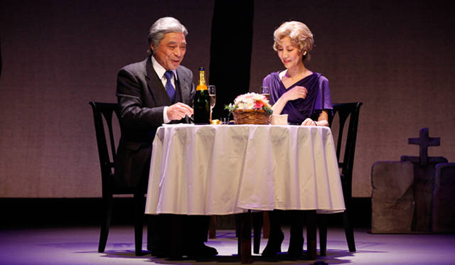 <strong>戸田恵子｜</strong>加藤健一さんとの二人芝居　舞台『八月のラブソング』　撮影：石川 純