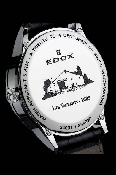 クラシックライン「レ・ヴォベール」は、すべてのモデルのケースバックに、この地で時計製造がはじまった1685年の年号が刻印される