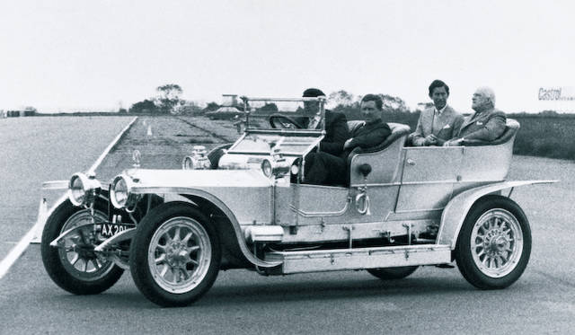 オリジナルのシルヴァーゴースト。乗っているのはチャールズ皇太子